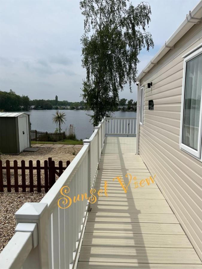 Tattershall Lakes Sunset View Caravan Lakeside, Hot Tub, Garden, Private Fishing Peg & Wifi Exterior photo