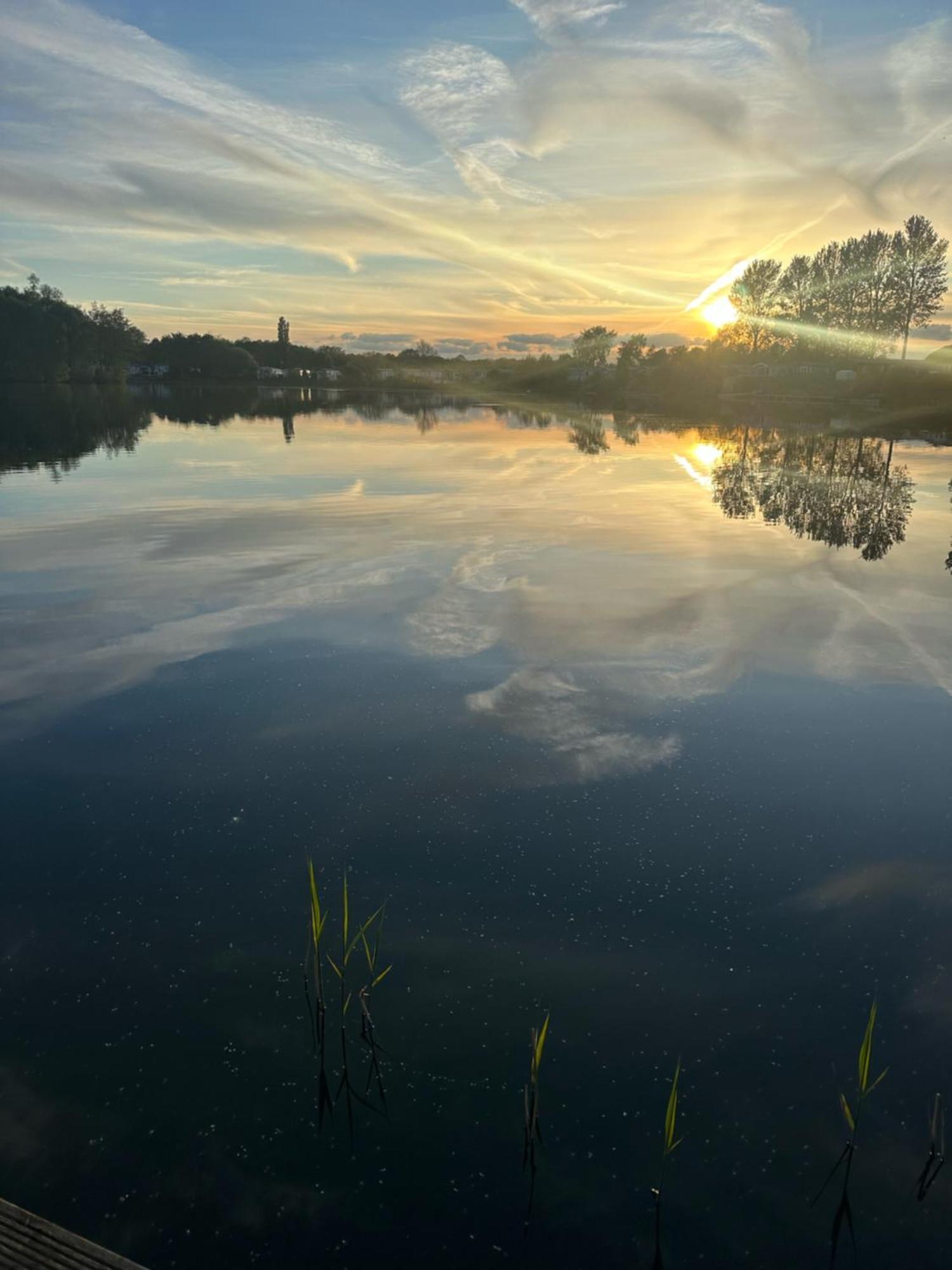 Tattershall Lakes Sunset View Caravan Lakeside, Hot Tub, Garden, Private Fishing Peg & Wifi Exterior photo